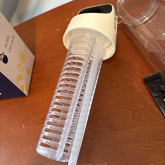 Jenny Craig INFUSER BOTTLE for Just Water or add Fruits & Vegetables - NEW - Picture 3 of 9